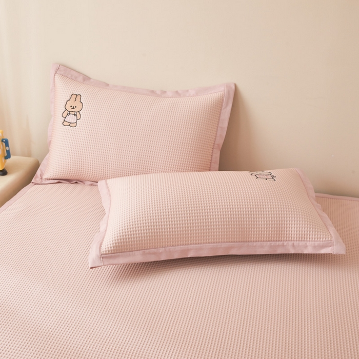 91家纺网 家纺一手货源 找家纺 凯罗 2026新款卡通绣花小红书爆款凉豆豆绣花床席可水洗床席凉席席子 米兜米兜-粉 床席款