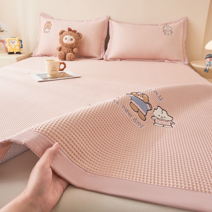 91家纺网 家纺一手货源 找家纺 凯罗 2026新款卡通绣花小红书爆款凉豆豆绣花床席可水洗床席凉席席子 米兜米兜-粉 床席款