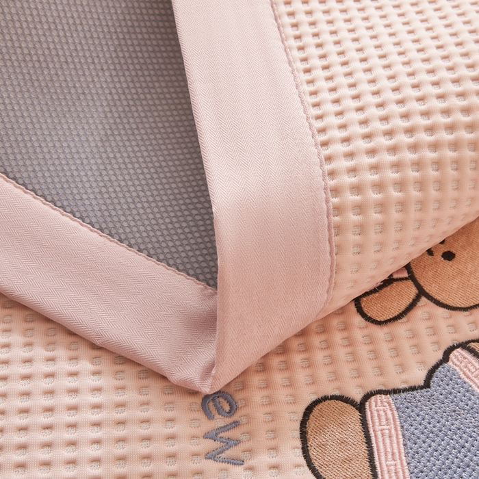 91家纺网 家纺一手货源 找家纺 凯罗 2026新款卡通绣花小红书爆款凉豆豆绣花床席可水洗床席凉席席子 米兜米兜-粉 床席款