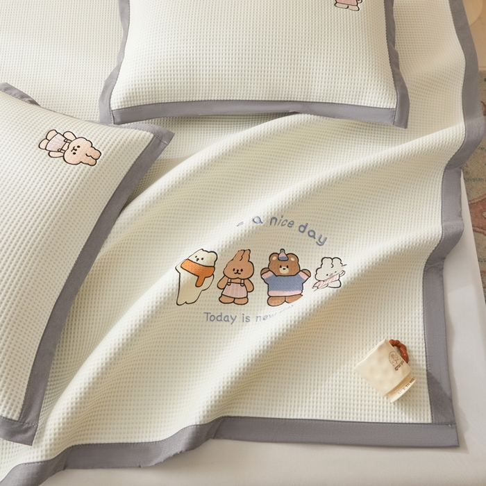 91家纺网 家纺一手货源 找家纺 凯罗 2026新款卡通绣花小红书爆款凉豆豆绣花床席可水洗床席凉席席子 米兜米兜-奶白 床席款