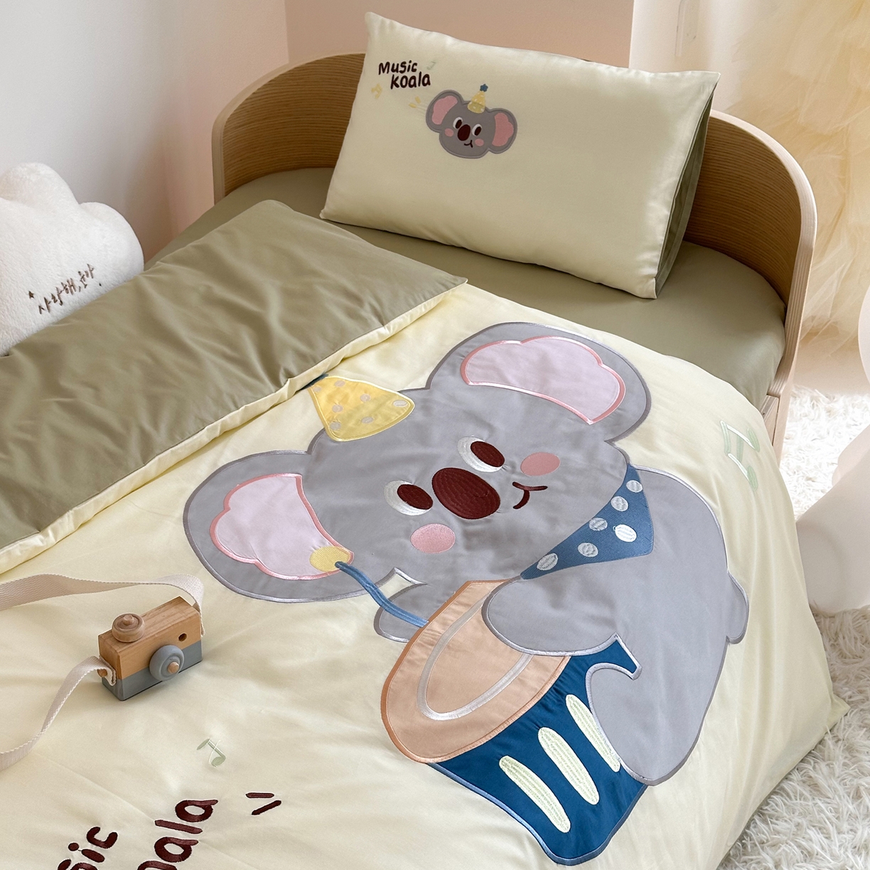 91家纺网 家纺一手货源 找家纺 BOSS 2026新款全棉纯棉大版卡通贴布绣花幼儿园多件套 考拉