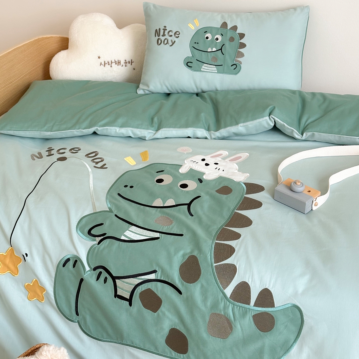 91家纺网 家纺一手货源 找家纺 BOSS 2026新款全棉纯棉大版卡通贴布绣花幼儿园多件套 绿色小恐龙