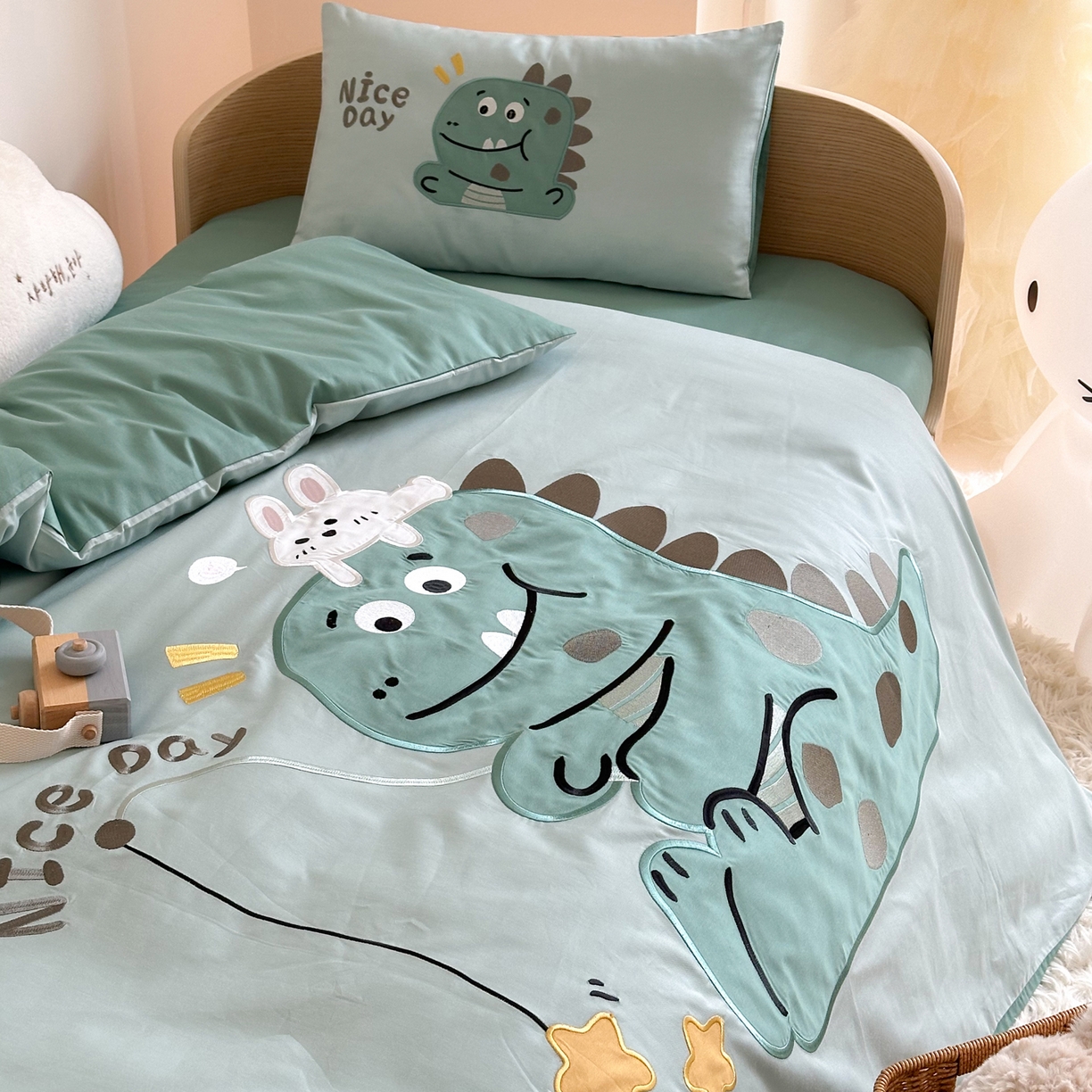 91家纺网 家纺一手货源 找家纺 BOSS 2026新款全棉纯棉大版卡通贴布绣花幼儿园多件套 绿色小恐龙