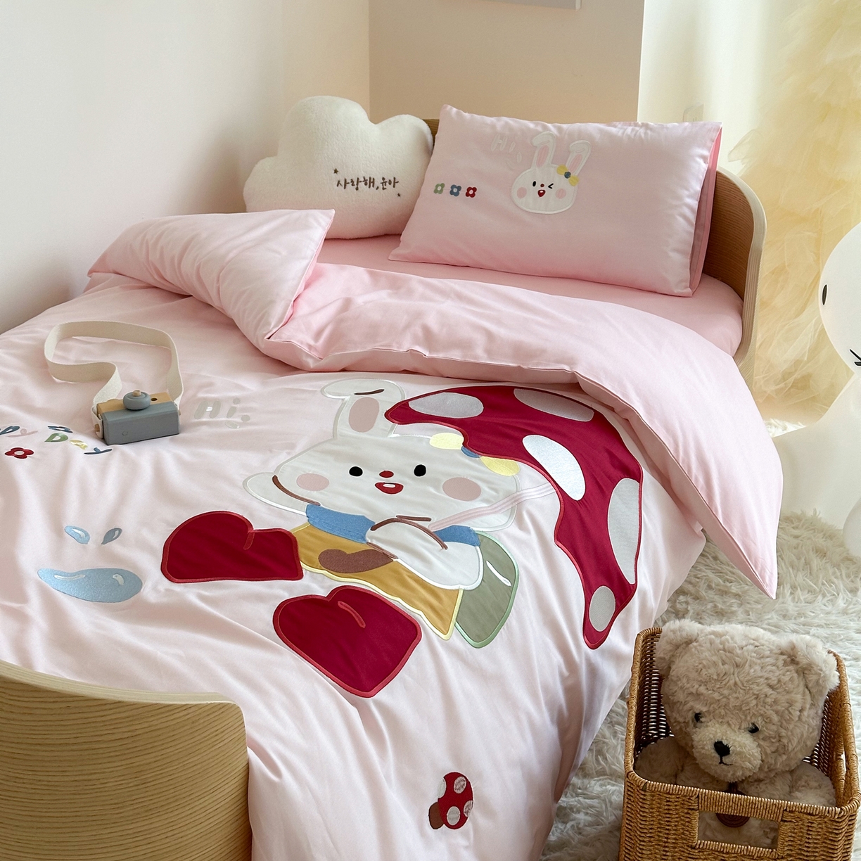 91家纺网 家纺一手货源 找家纺 BOSS 2026新款全棉纯棉大版卡通贴布绣花幼儿园多件套 蘑菇小兔