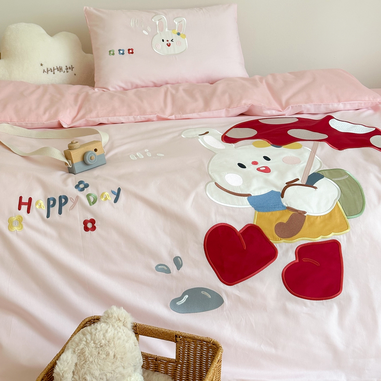 91家纺网 家纺一手货源 找家纺 BOSS 2026新款全棉纯棉大版卡通贴布绣花幼儿园多件套 蘑菇小兔