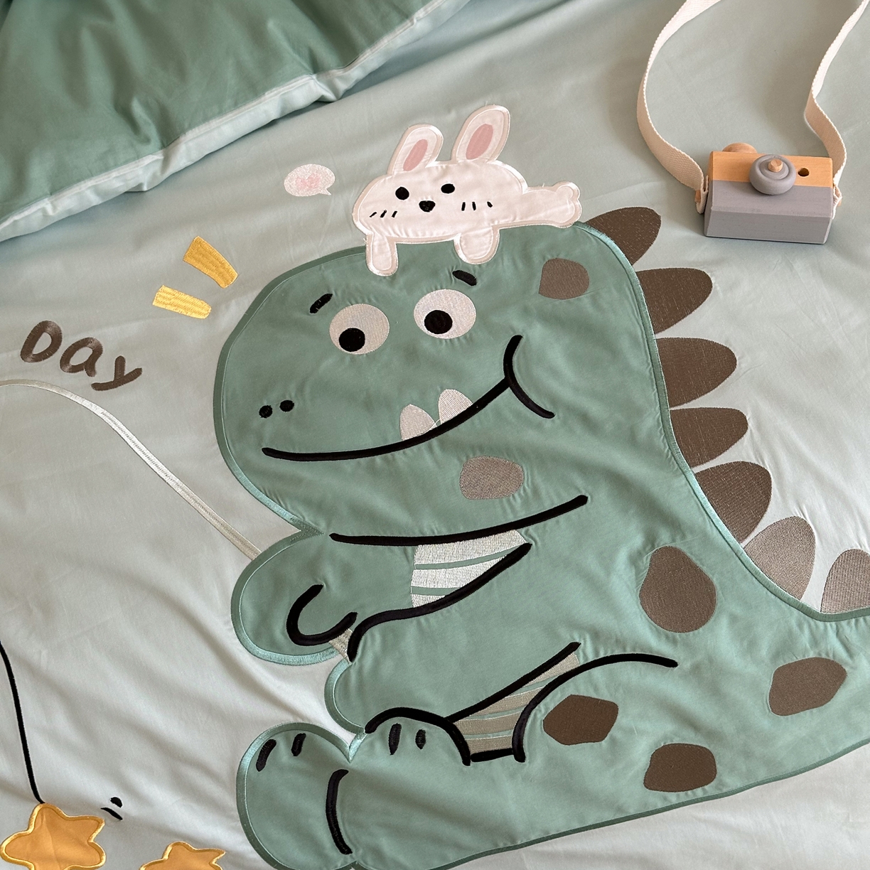 91家纺网 家纺一手货源 找家纺 BOSS 2026新款全棉纯棉大版卡通贴布绣花幼儿园多件套 绿色小恐龙