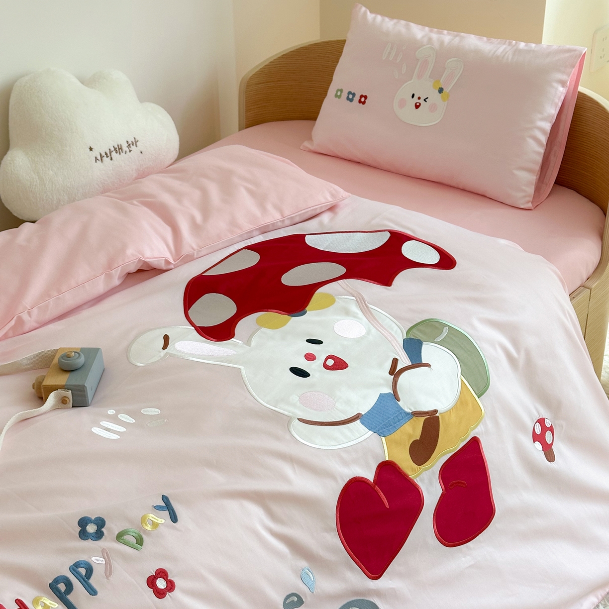 91家纺网 家纺一手货源 找家纺 BOSS 2026新款全棉纯棉大版卡通贴布绣花幼儿园多件套 蘑菇小兔