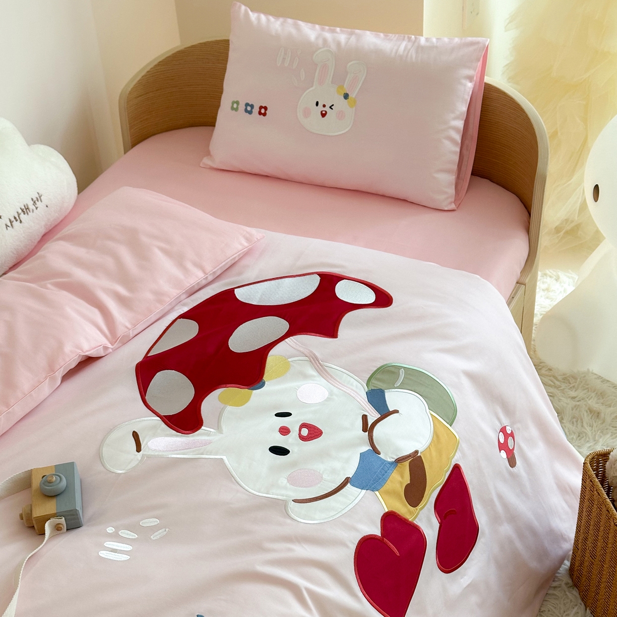 91家纺网 家纺一手货源 找家纺 BOSS 2026新款全棉纯棉大版卡通贴布绣花幼儿园多件套 蘑菇小兔