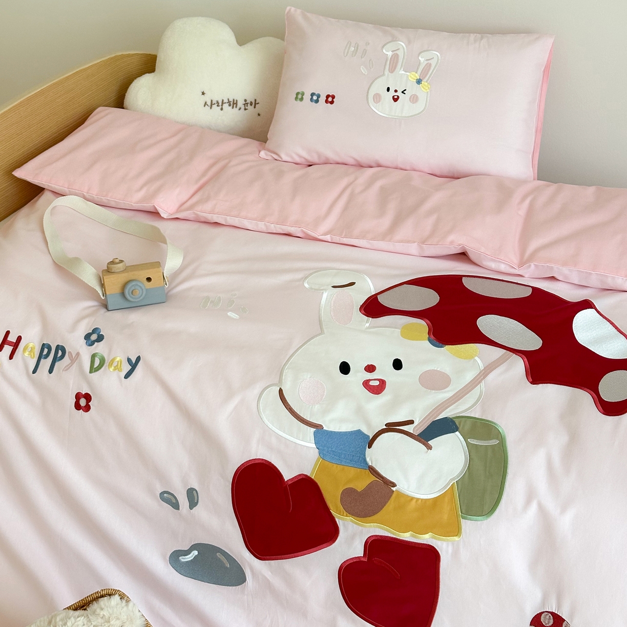 91家纺网 家纺一手货源 找家纺 BOSS 2026新款全棉纯棉大版卡通贴布绣花幼儿园多件套 蘑菇小兔