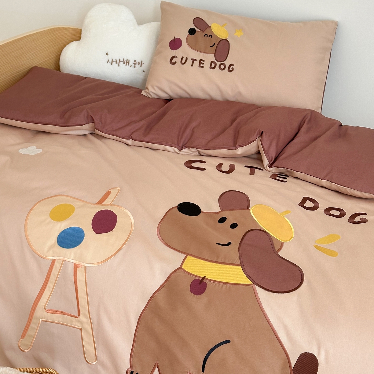 91家纺网 家纺一手货源 找家纺 BOSS 2026新款全棉纯棉大版卡通贴布绣花幼儿园多件套 狗狗画家