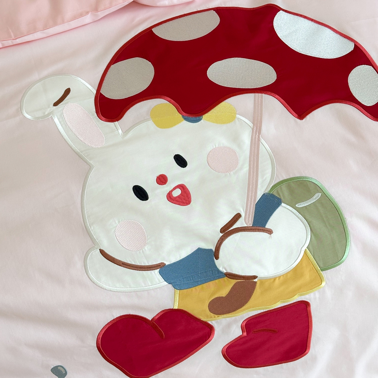 91家纺网 家纺一手货源 找家纺 BOSS 2026新款全棉纯棉大版卡通贴布绣花幼儿园多件套 蘑菇小兔