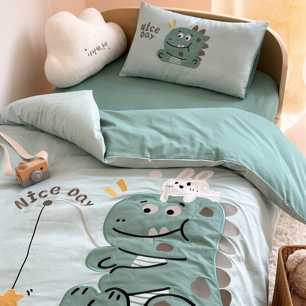 91家纺网 家纺一手货源 找家纺 BOSS 2026新款全棉纯棉大版卡通贴布绣花幼儿园多件套 绿色小恐龙