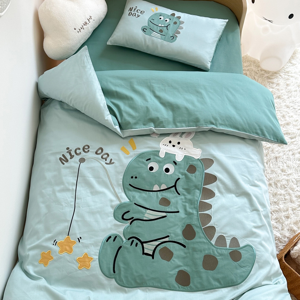 BOSS 2026新款全棉纯棉大版卡通贴布绣花幼儿园多件套 绿色小恐龙