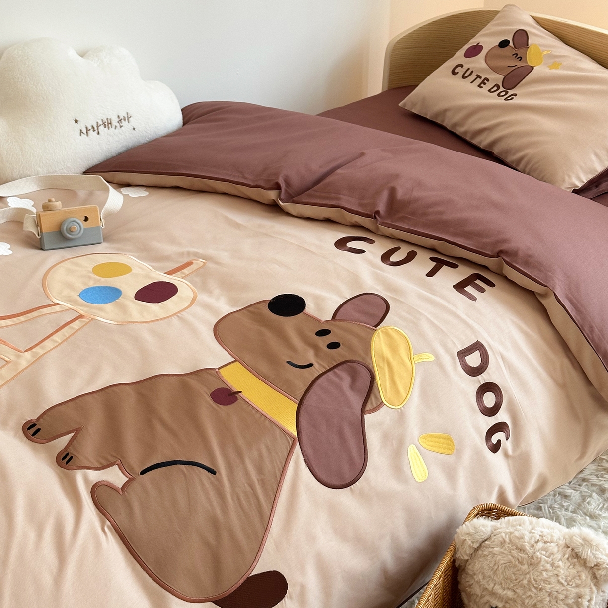 91家纺网 家纺一手货源 找家纺 BOSS 2026新款全棉纯棉大版卡通贴布绣花幼儿园多件套 狗狗画家