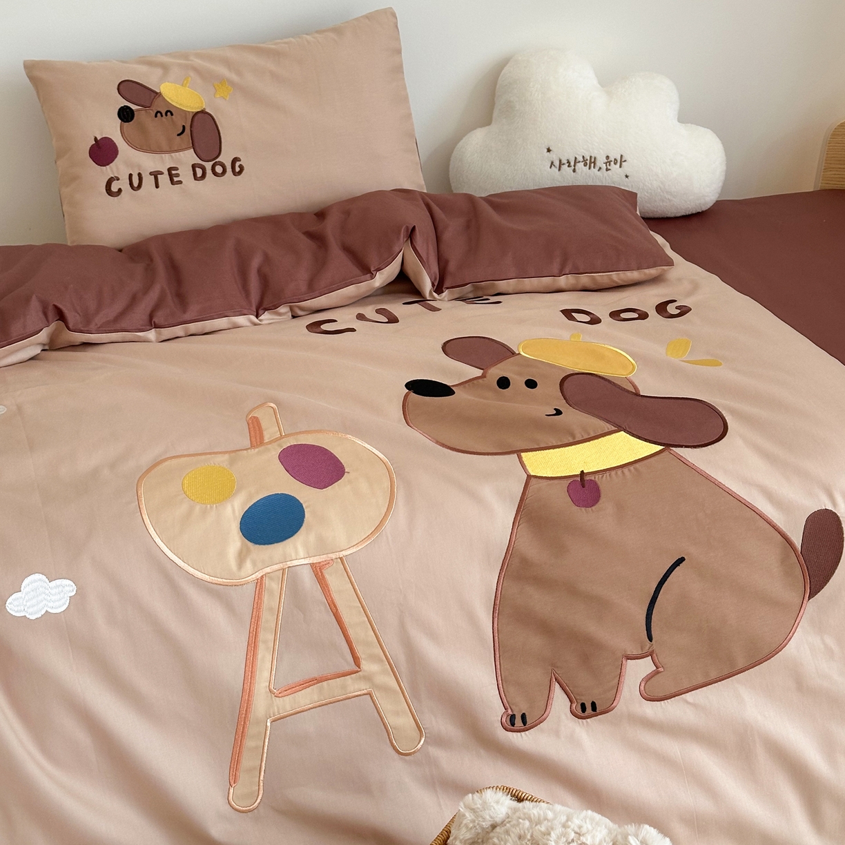 91家纺网 家纺一手货源 找家纺 BOSS 2026新款全棉纯棉大版卡通贴布绣花幼儿园多件套 狗狗画家