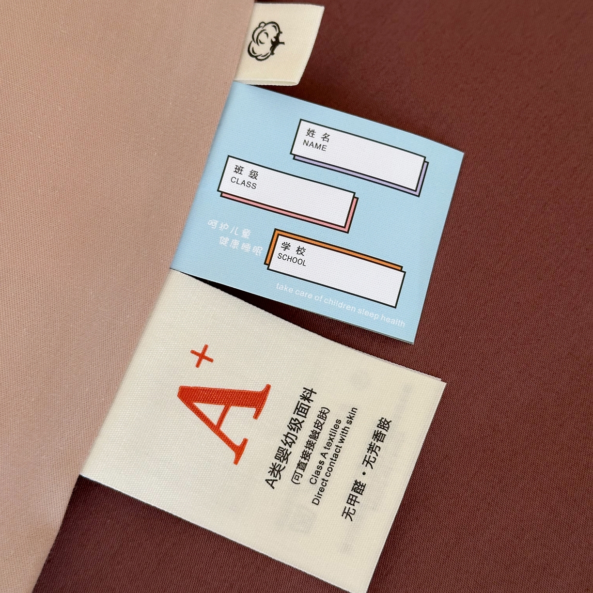 91家纺网 家纺一手货源 找家纺 BOSS 2026新款全棉纯棉大版卡通贴布绣花幼儿园多件套 狗狗画家