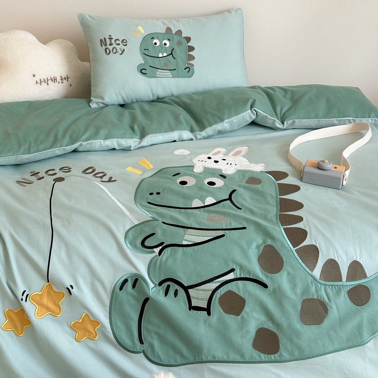 91家纺网 家纺一手货源 找家纺 BOSS 2026新款全棉纯棉大版卡通贴布绣花幼儿园多件套 绿色小恐龙