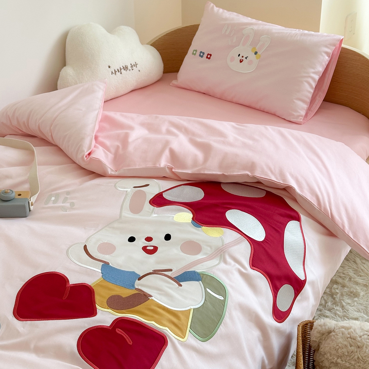 91家纺网 家纺一手货源 找家纺 BOSS 2026新款全棉纯棉大版卡通贴布绣花幼儿园多件套 蘑菇小兔