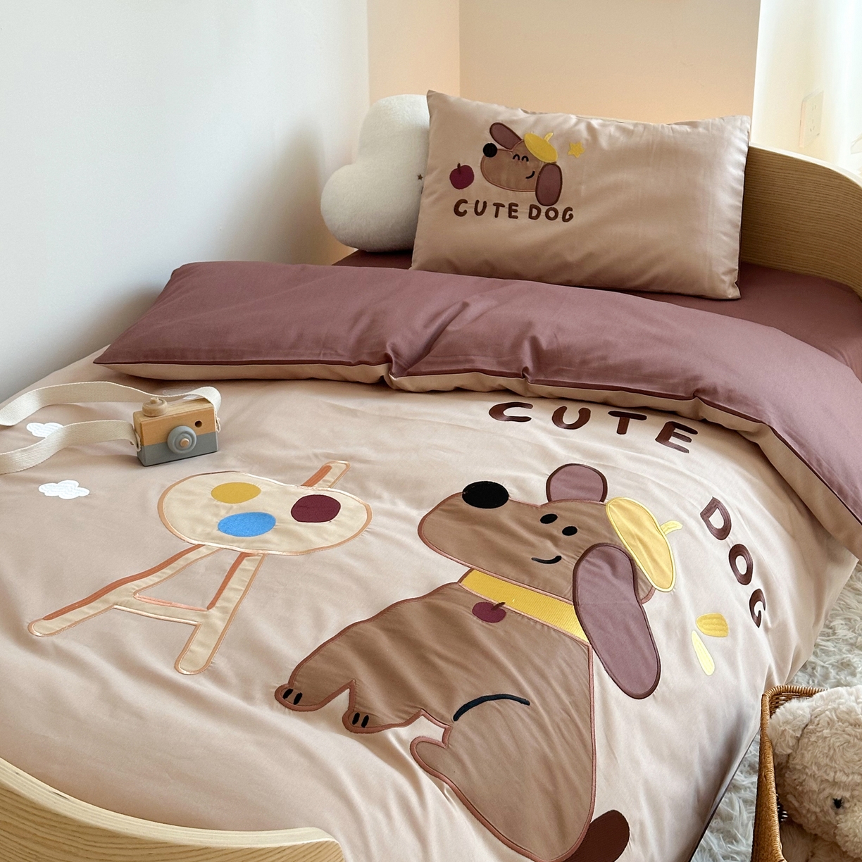 91家纺网 家纺一手货源 找家纺 BOSS 2026新款全棉纯棉大版卡通贴布绣花幼儿园多件套 狗狗画家