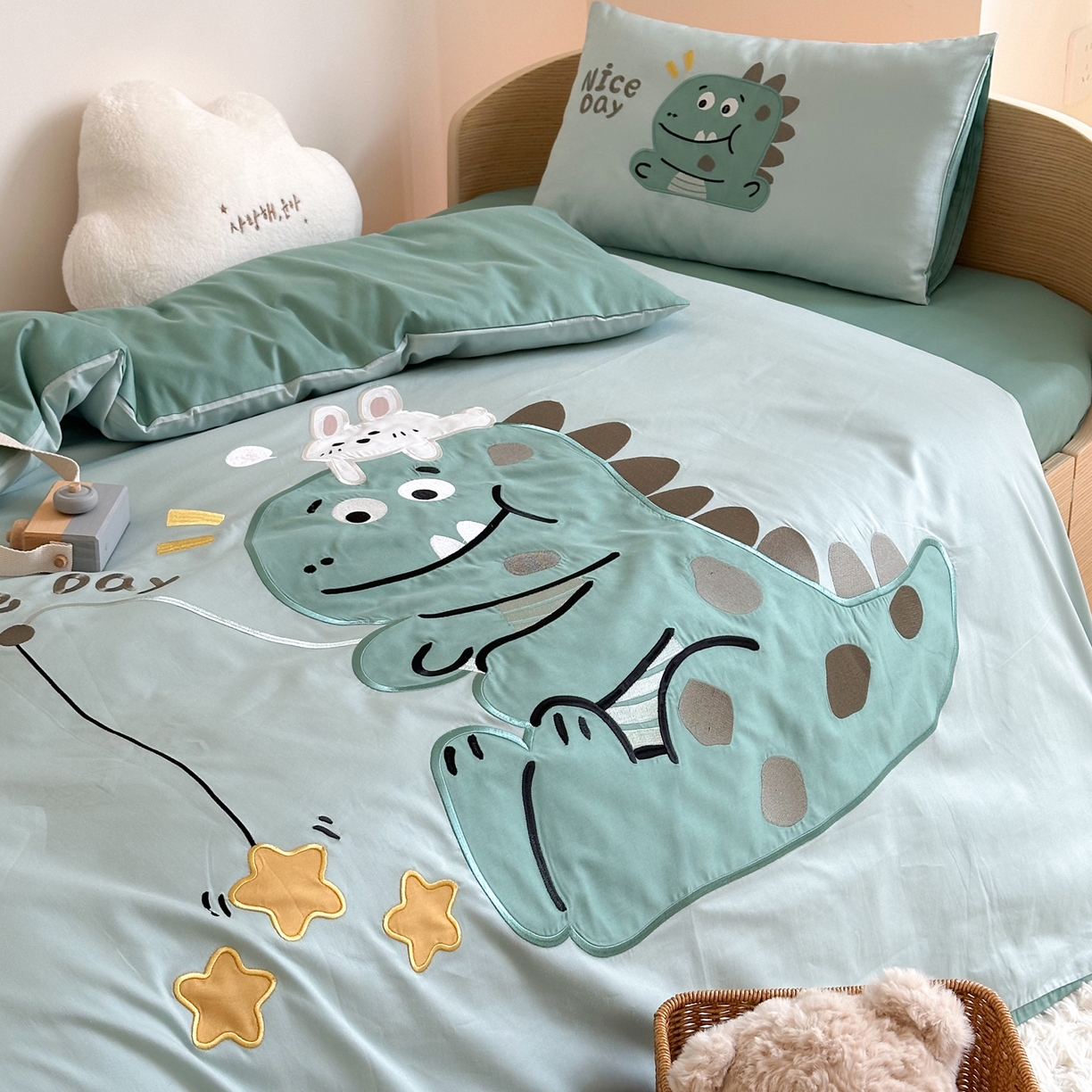 91家纺网 家纺一手货源 找家纺 BOSS 2026新款全棉纯棉大版卡通贴布绣花幼儿园多件套 绿色小恐龙