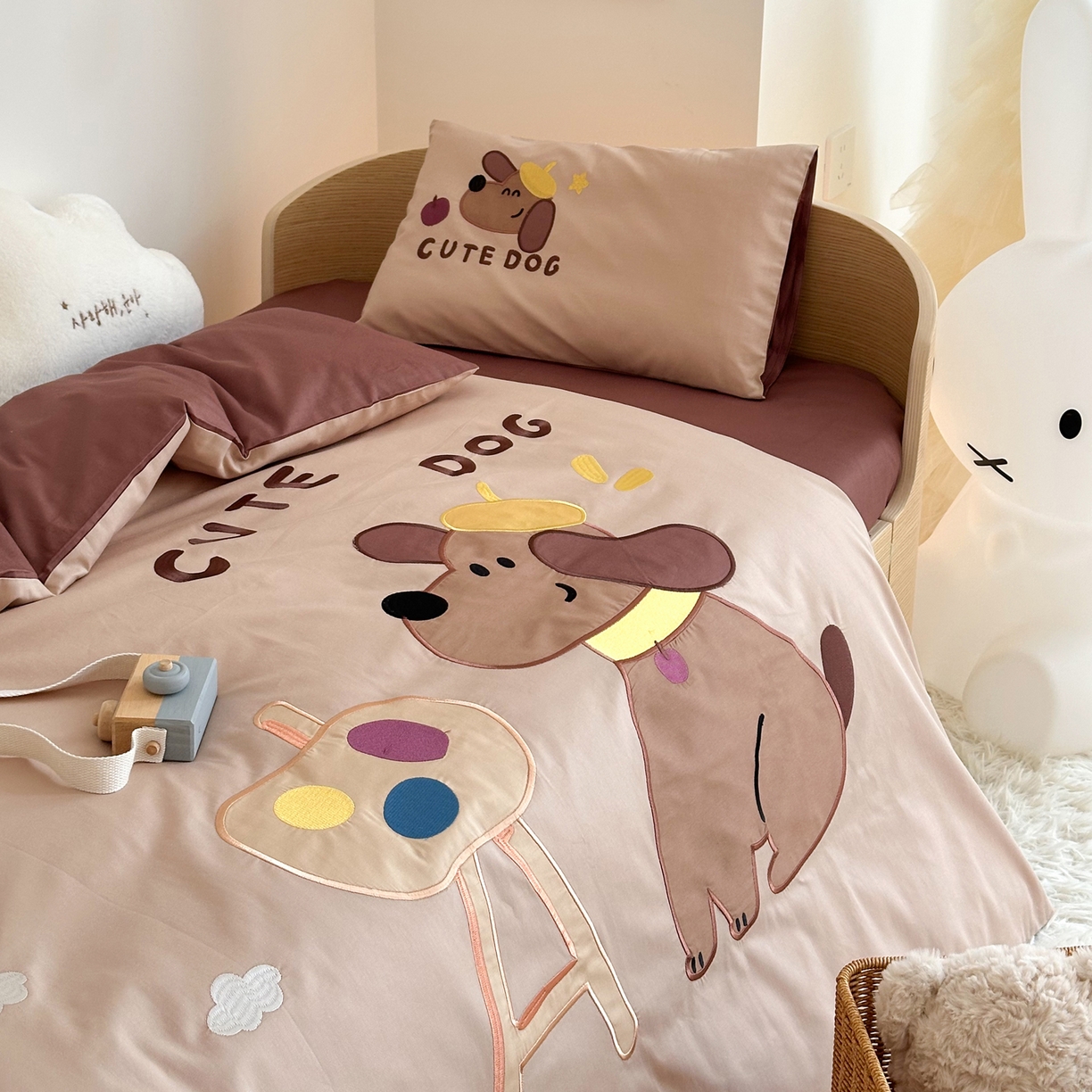 91家纺网 家纺一手货源 找家纺 BOSS 2026新款全棉纯棉大版卡通贴布绣花幼儿园多件套 狗狗画家