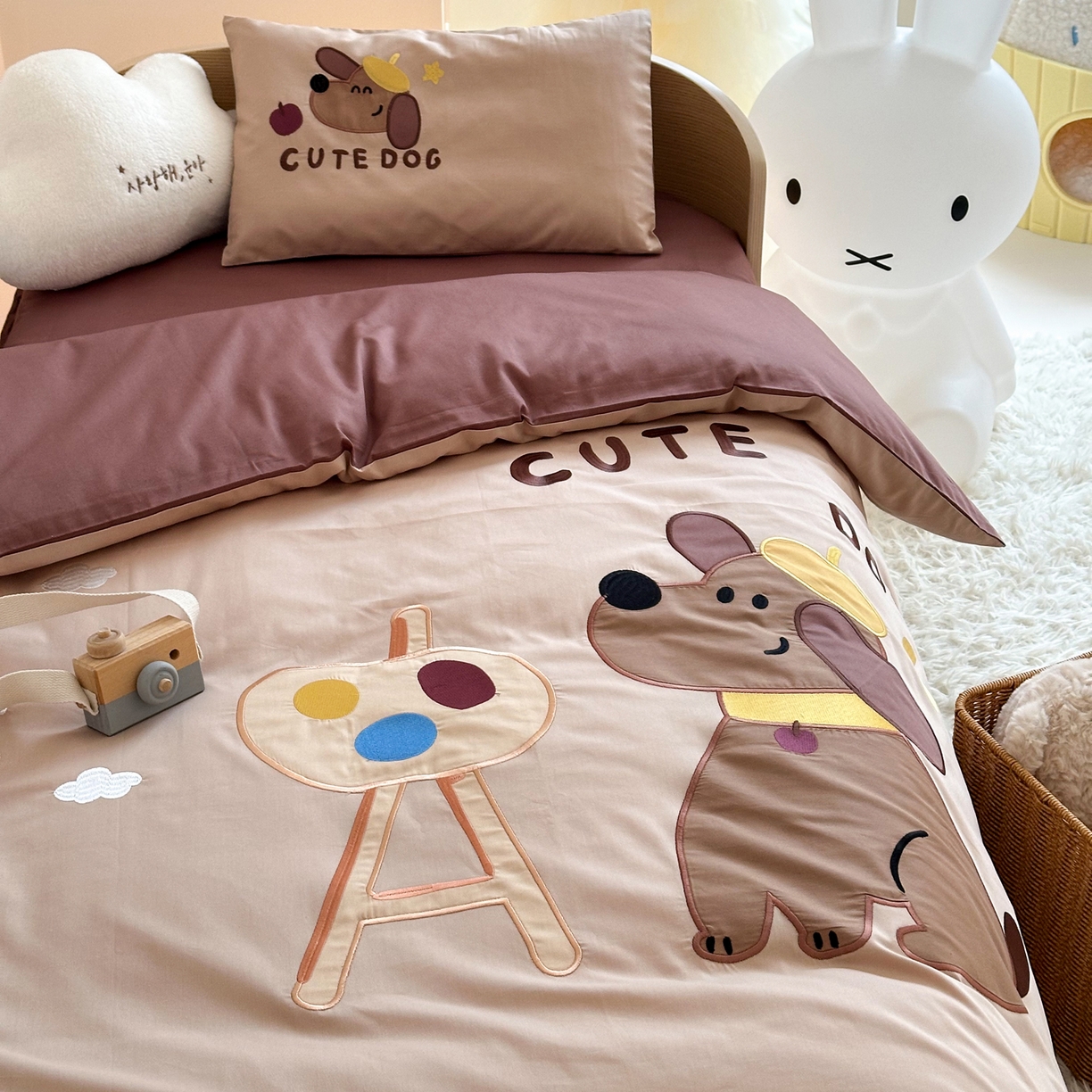 91家纺网 家纺一手货源 找家纺 BOSS 2026新款全棉纯棉大版卡通贴布绣花幼儿园多件套 狗狗画家