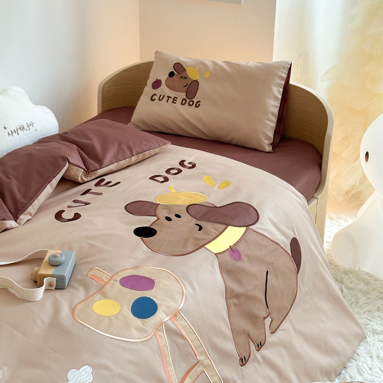 91家纺网 家纺一手货源 找家纺 BOSS 2026新款全棉纯棉大版卡通贴布绣花幼儿园多件套 狗狗画家