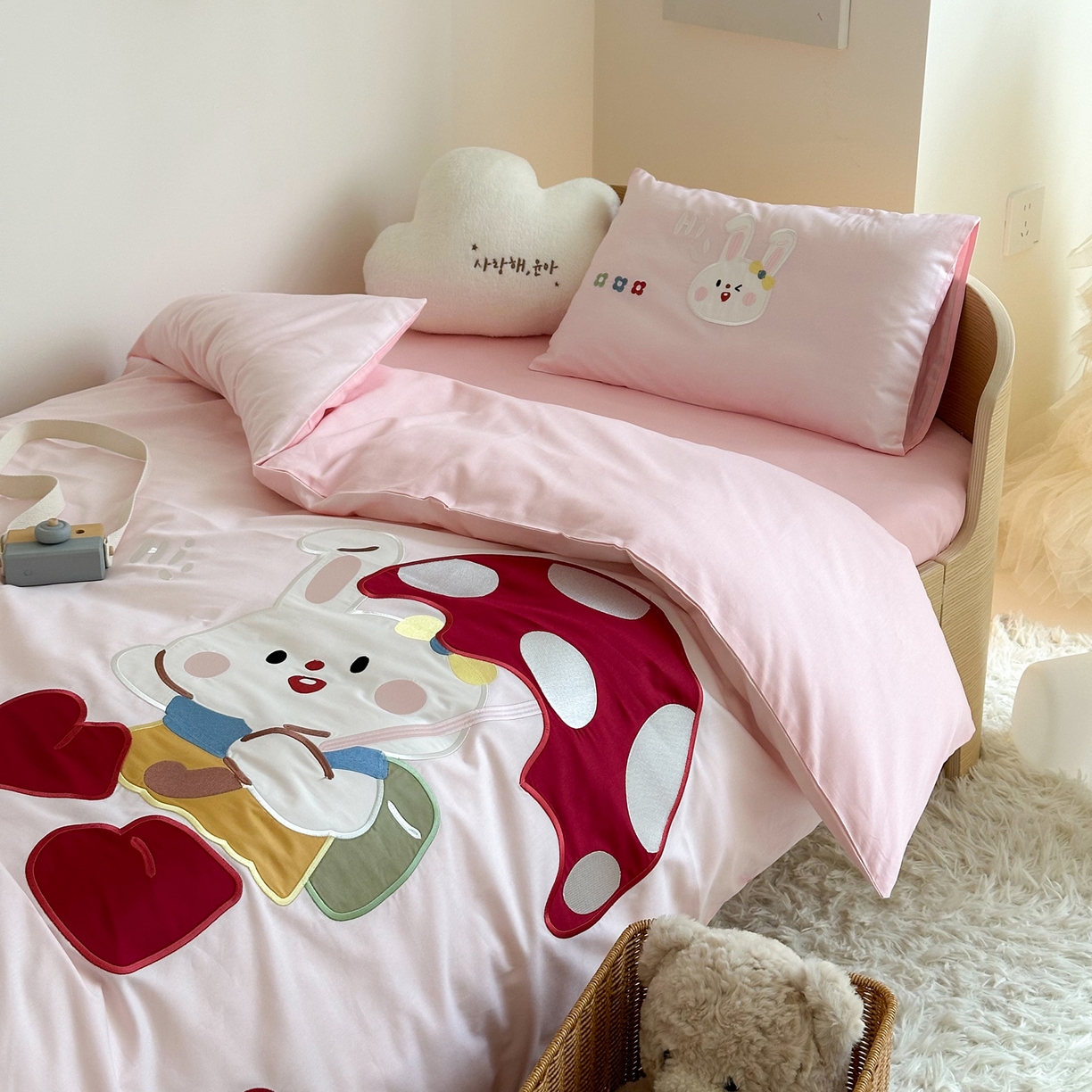 91家纺网 家纺一手货源 找家纺 BOSS 2026新款全棉纯棉大版卡通贴布绣花幼儿园多件套 蘑菇小兔