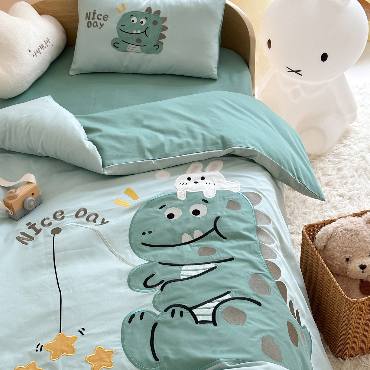 91家纺网 家纺一手货源 找家纺 BOSS 2026新款全棉纯棉大版卡通贴布绣花幼儿园多件套 绿色小恐龙