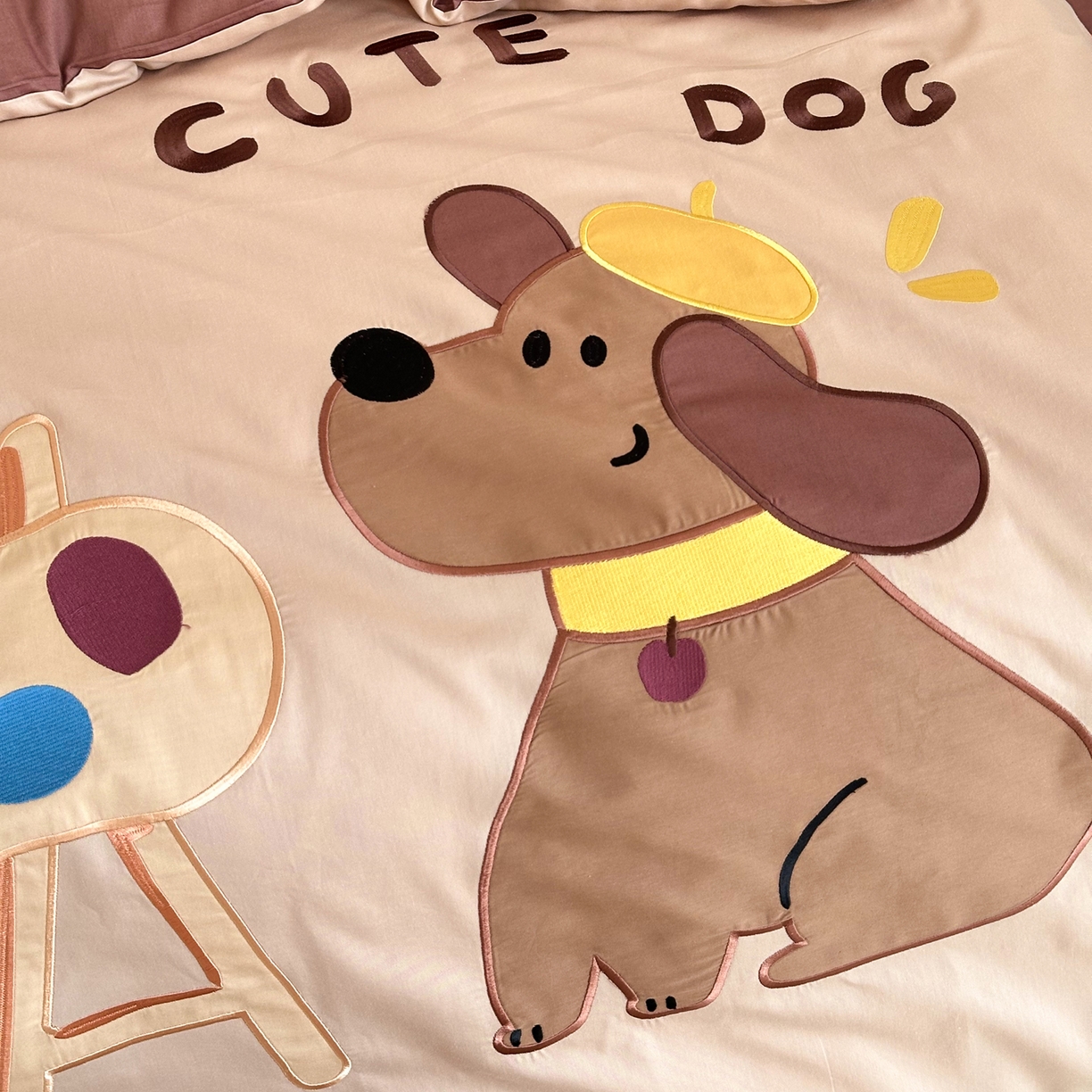 91家纺网 家纺一手货源 找家纺 BOSS 2026新款全棉纯棉大版卡通贴布绣花幼儿园多件套 狗狗画家