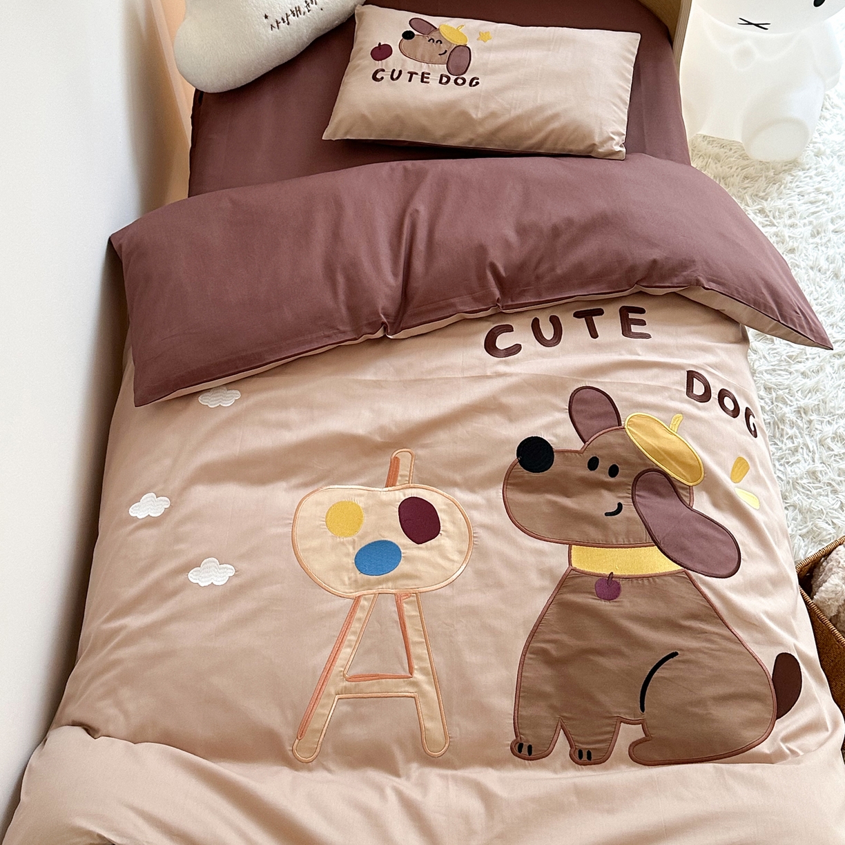 91家纺网 家纺一手货源 找家纺 BOSS 2026新款全棉纯棉大版卡通贴布绣花幼儿园多件套 狗狗画家