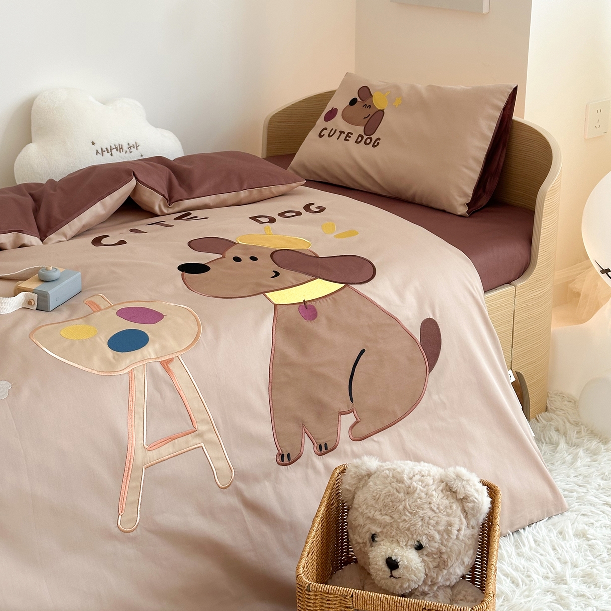 91家纺网 家纺一手货源 找家纺 BOSS 2026新款全棉纯棉大版卡通贴布绣花幼儿园多件套 狗狗画家