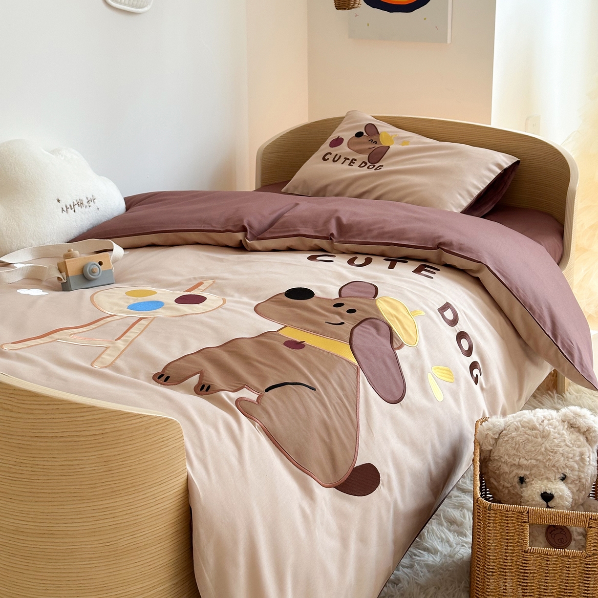 91家纺网 家纺一手货源 找家纺 BOSS 2026新款全棉纯棉大版卡通贴布绣花幼儿园多件套 狗狗画家