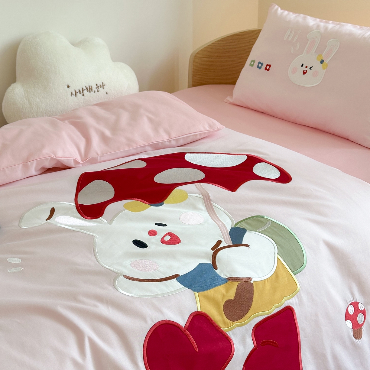 91家纺网 家纺一手货源 找家纺 BOSS 2026新款全棉纯棉大版卡通贴布绣花幼儿园多件套 蘑菇小兔