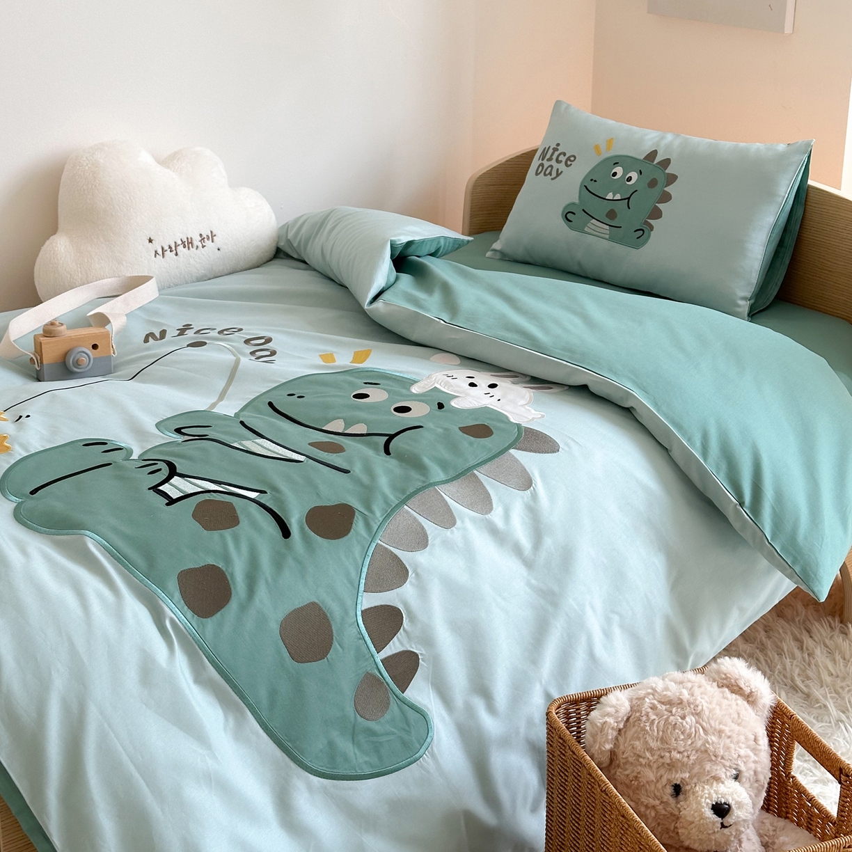 91家纺网 家纺一手货源 找家纺 BOSS 2026新款全棉纯棉大版卡通贴布绣花幼儿园多件套 绿色小恐龙