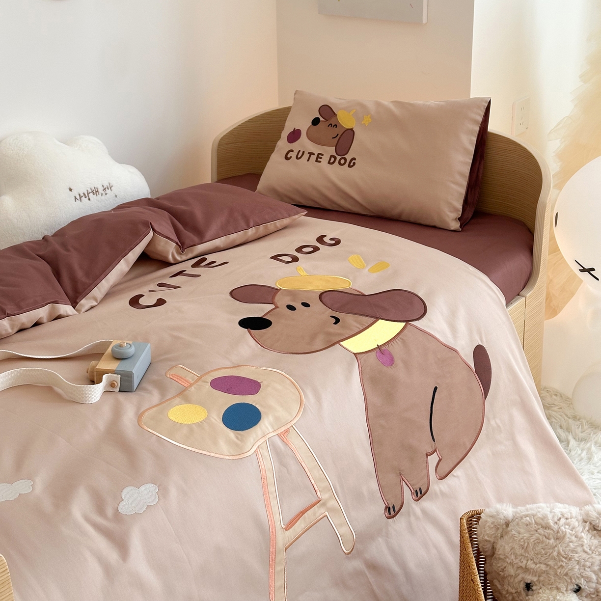 91家纺网 家纺一手货源 找家纺 BOSS 2026新款全棉纯棉大版卡通贴布绣花幼儿园多件套 狗狗画家