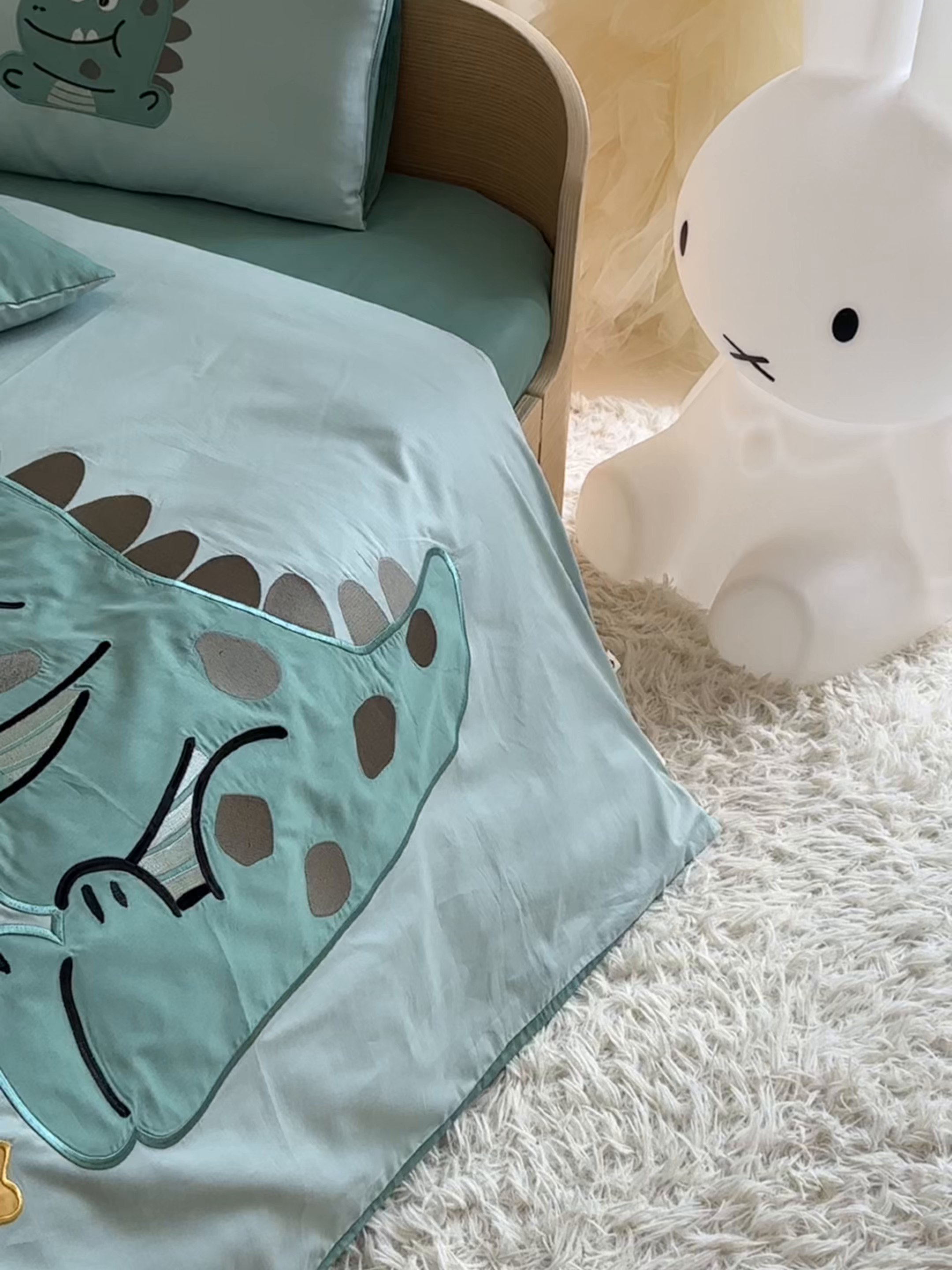 91家纺网 家纺一手货源 找家纺 BOSS 2026新款全棉纯棉大版卡通贴布绣花幼儿园多件套 绿色小恐龙