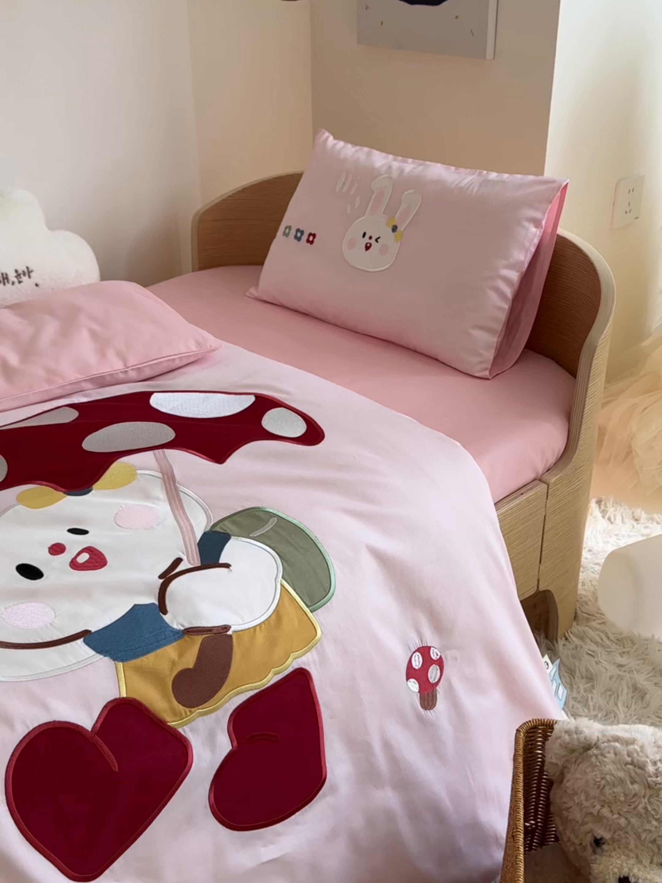 91家纺网 家纺一手货源 找家纺 BOSS 2026新款全棉纯棉大版卡通贴布绣花幼儿园多件套 蘑菇小兔