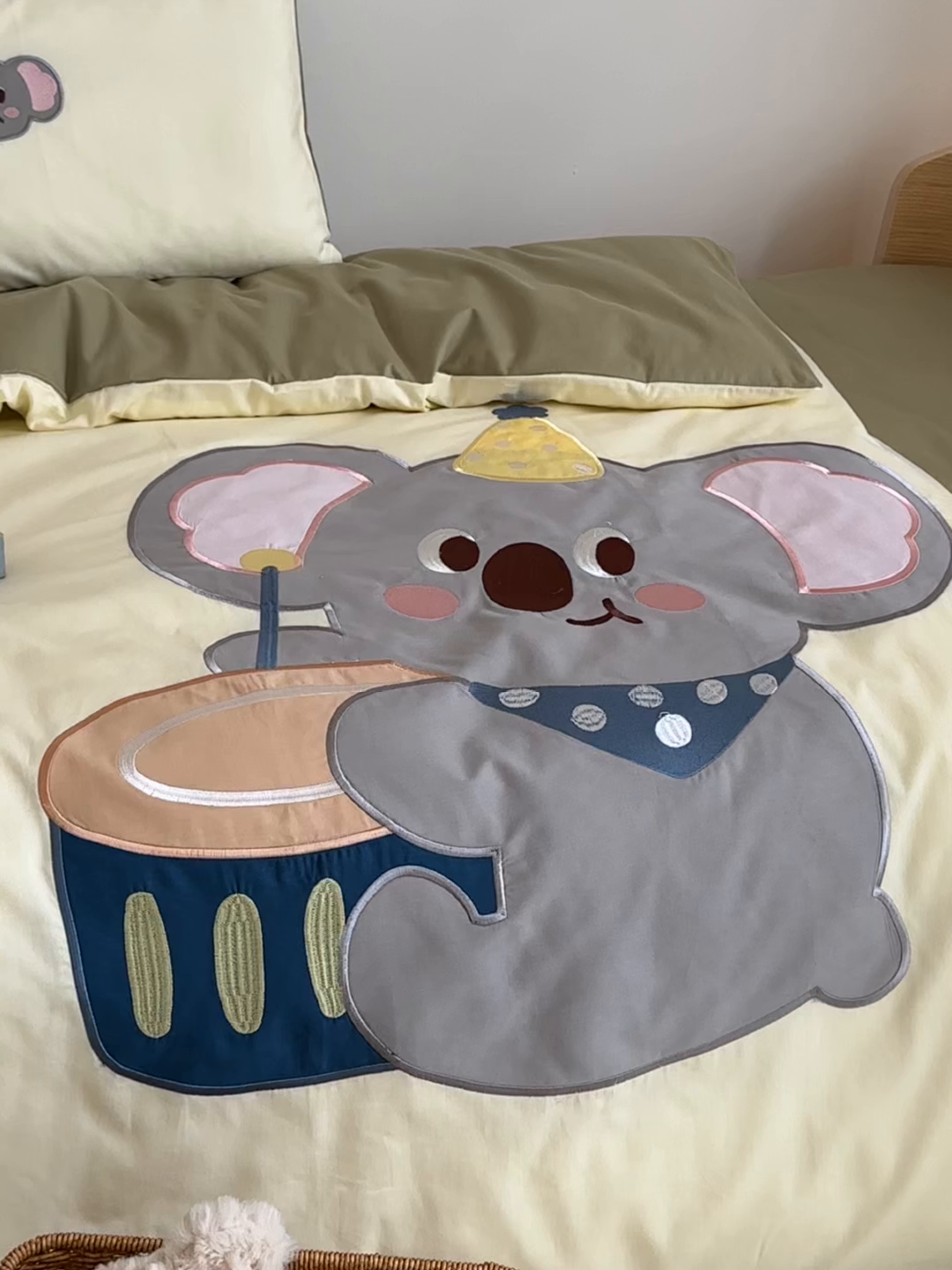 91家纺网 家纺一手货源 找家纺 BOSS 2026新款全棉纯棉大版卡通贴布绣花幼儿园多件套 考拉