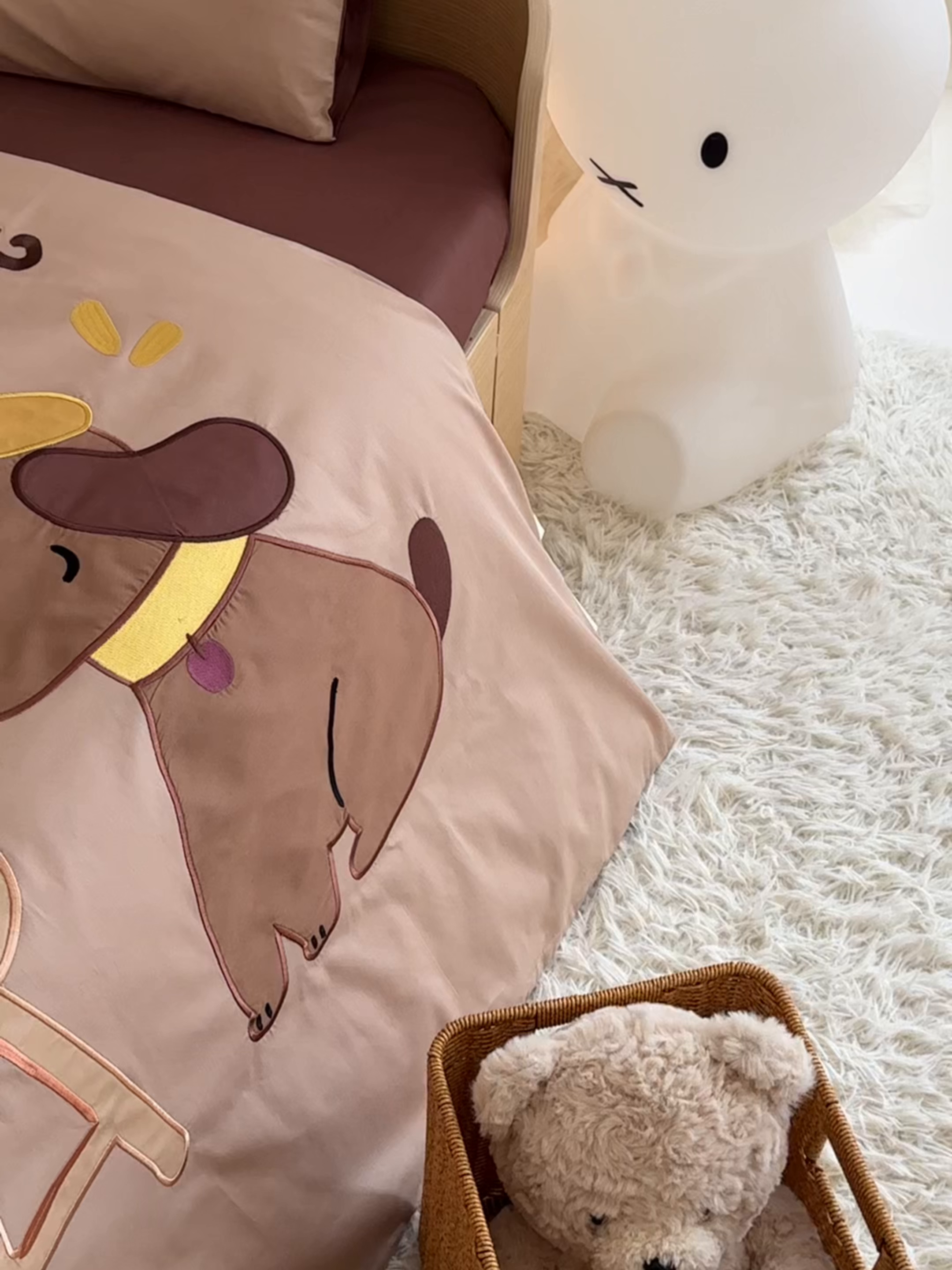 91家纺网 家纺一手货源 找家纺 BOSS 2026新款全棉纯棉大版卡通贴布绣花幼儿园多件套 狗狗画家