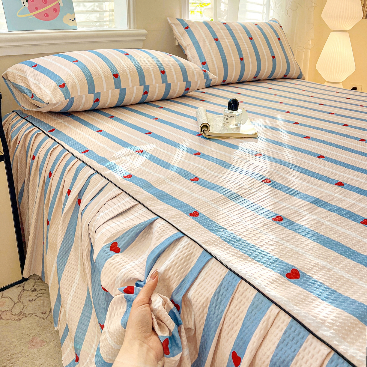 91家纺网 家纺一手货源 找家纺 鹿辉家居（原吉欧力） 2026新款泡泡床裙四件套 床裙款-爱心条纹