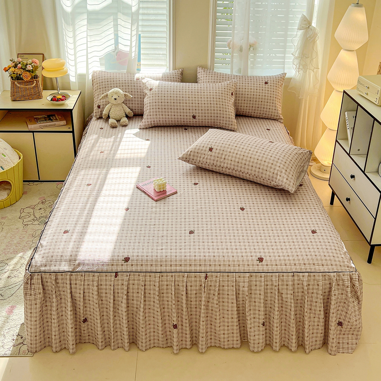 91家纺网 家纺一手货源 找家纺 鹿辉家居（原吉欧力） 2026新款泡泡床裙四件套 床裙款-格韵草莓