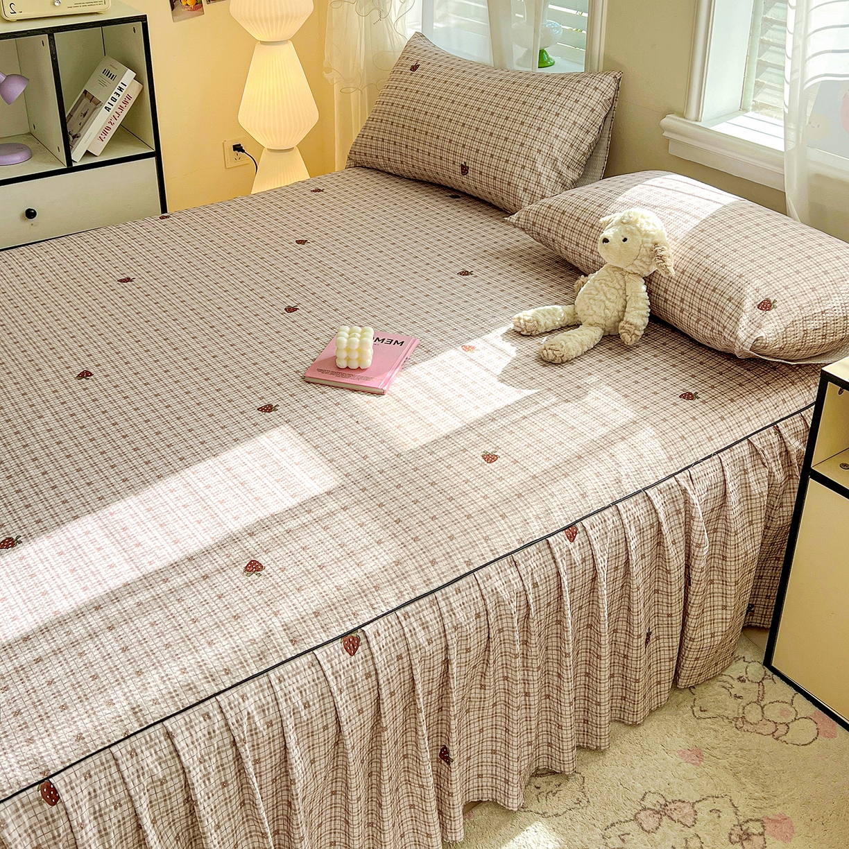 91家纺网 家纺一手货源 找家纺 鹿辉家居（原吉欧力） 2026新款泡泡床裙四件套 床裙款-格韵草莓