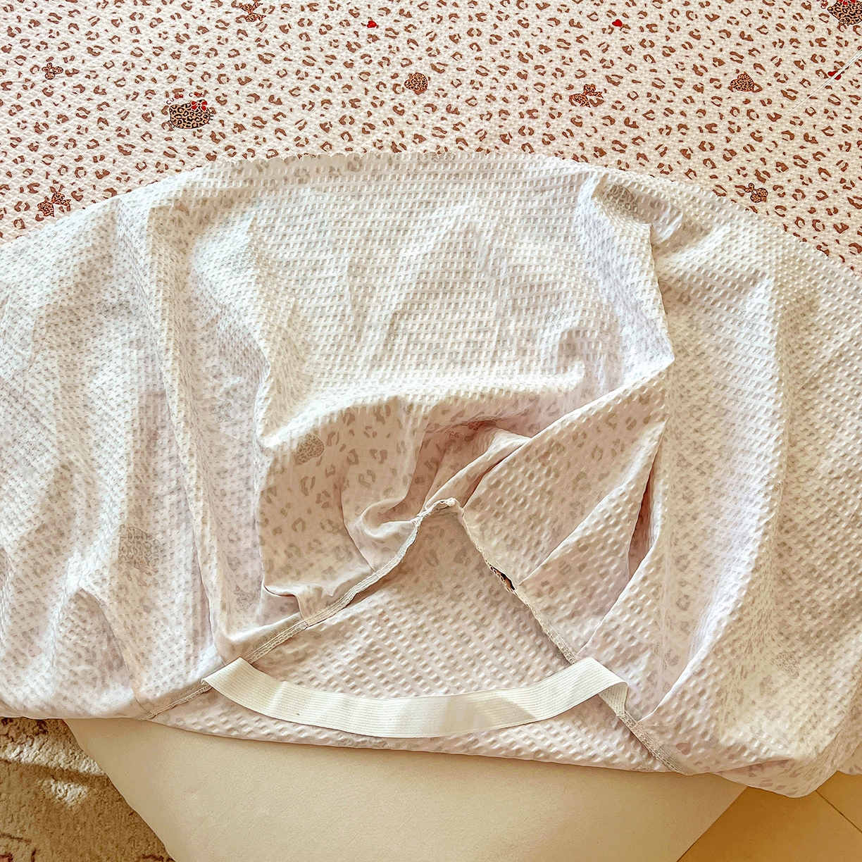 91家纺网 家纺一手货源 找家纺 鹿辉家居（原吉欧力） 2026新款泡泡床裙四件套 床裙款-豹纹猫咪