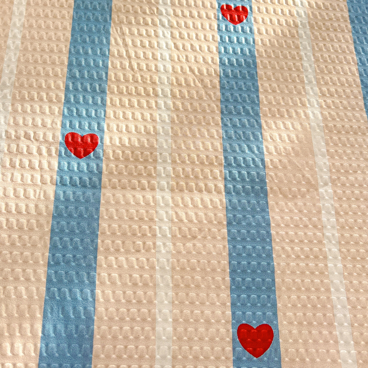 91家纺网 家纺一手货源 找家纺 鹿辉家居（原吉欧力） 2026新款泡泡床裙四件套 床裙款-爱心条纹