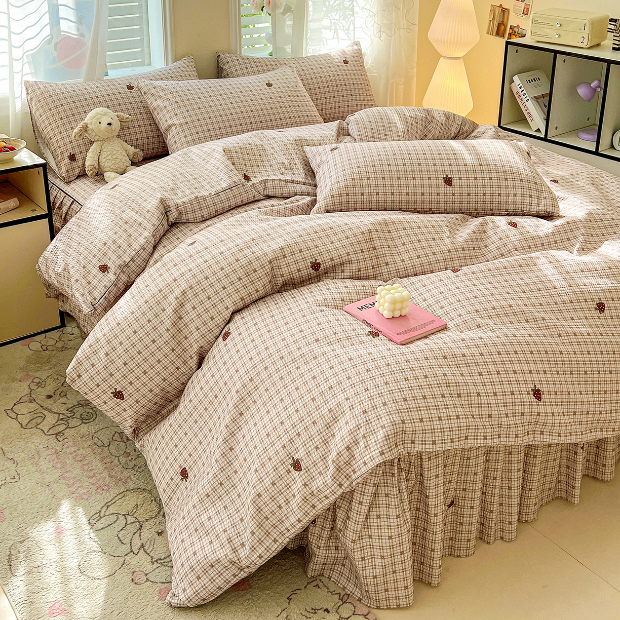 91家纺网 家纺一手货源 找家纺 鹿辉家居（原吉欧力） 2026新款泡泡床裙四件套 床裙款-格韵草莓