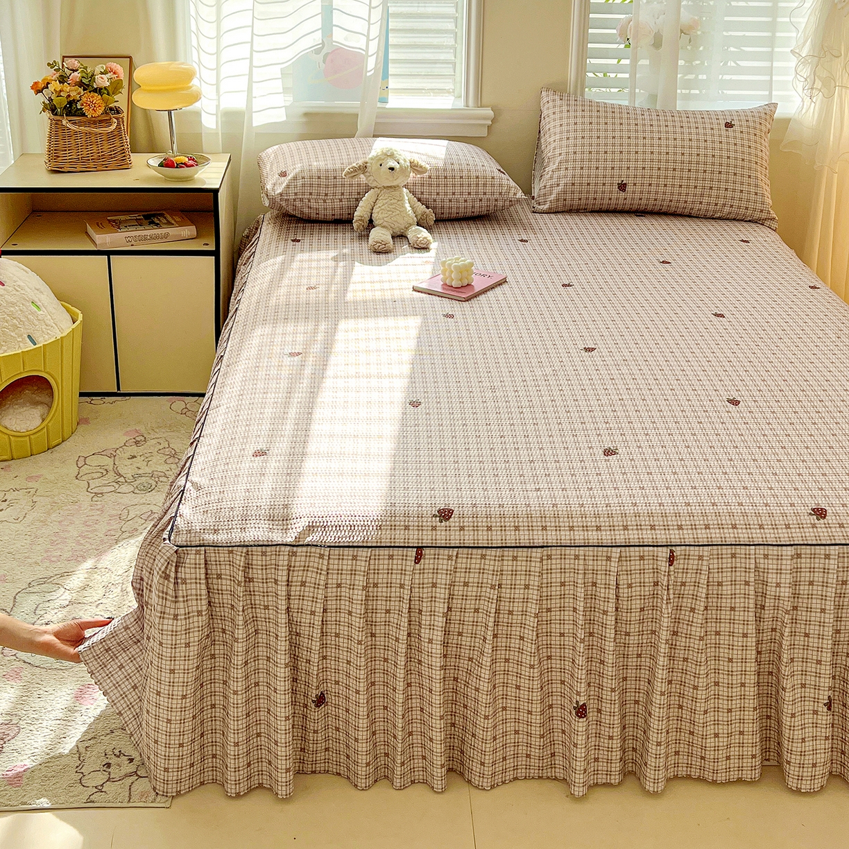 91家纺网 家纺一手货源 找家纺 鹿辉家居（原吉欧力） 2026新款泡泡床裙四件套 床裙款-格韵草莓