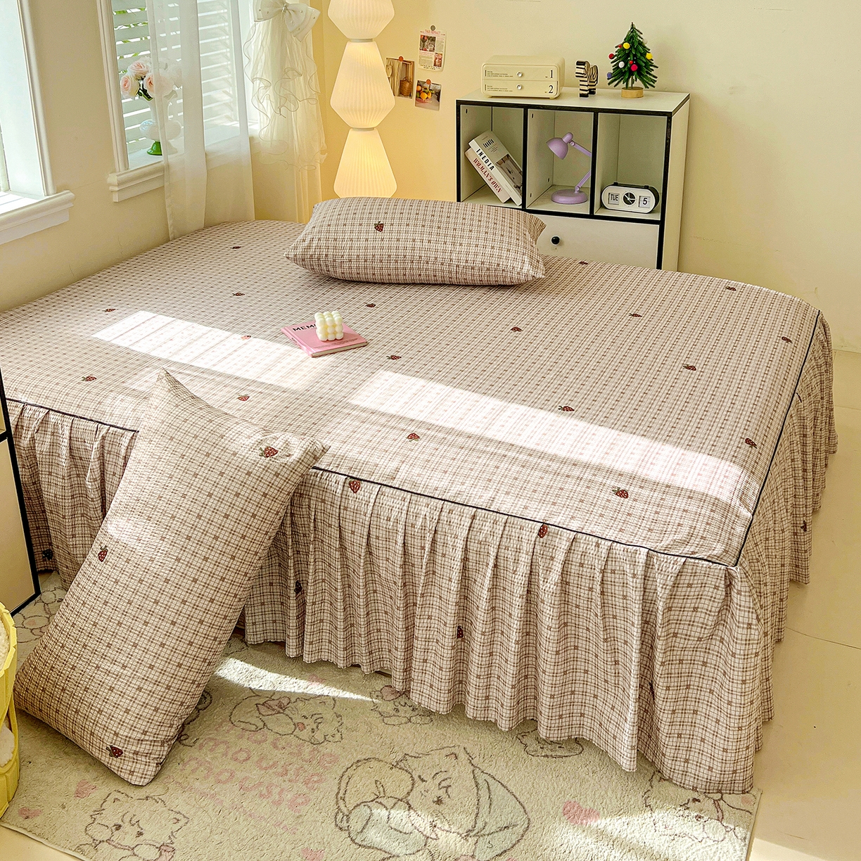 91家纺网 家纺一手货源 找家纺 鹿辉家居（原吉欧力） 2026新款泡泡床裙四件套 床裙款-格韵草莓