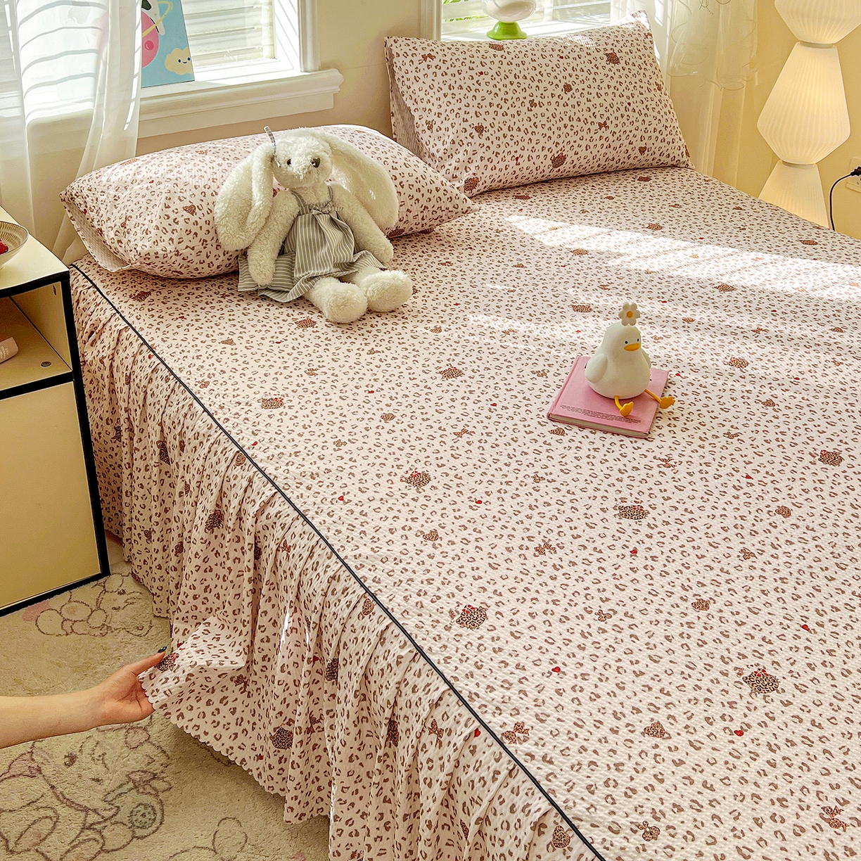 91家纺网 家纺一手货源 找家纺 鹿辉家居（原吉欧力） 2026新款泡泡床裙四件套 床裙款-豹纹猫咪