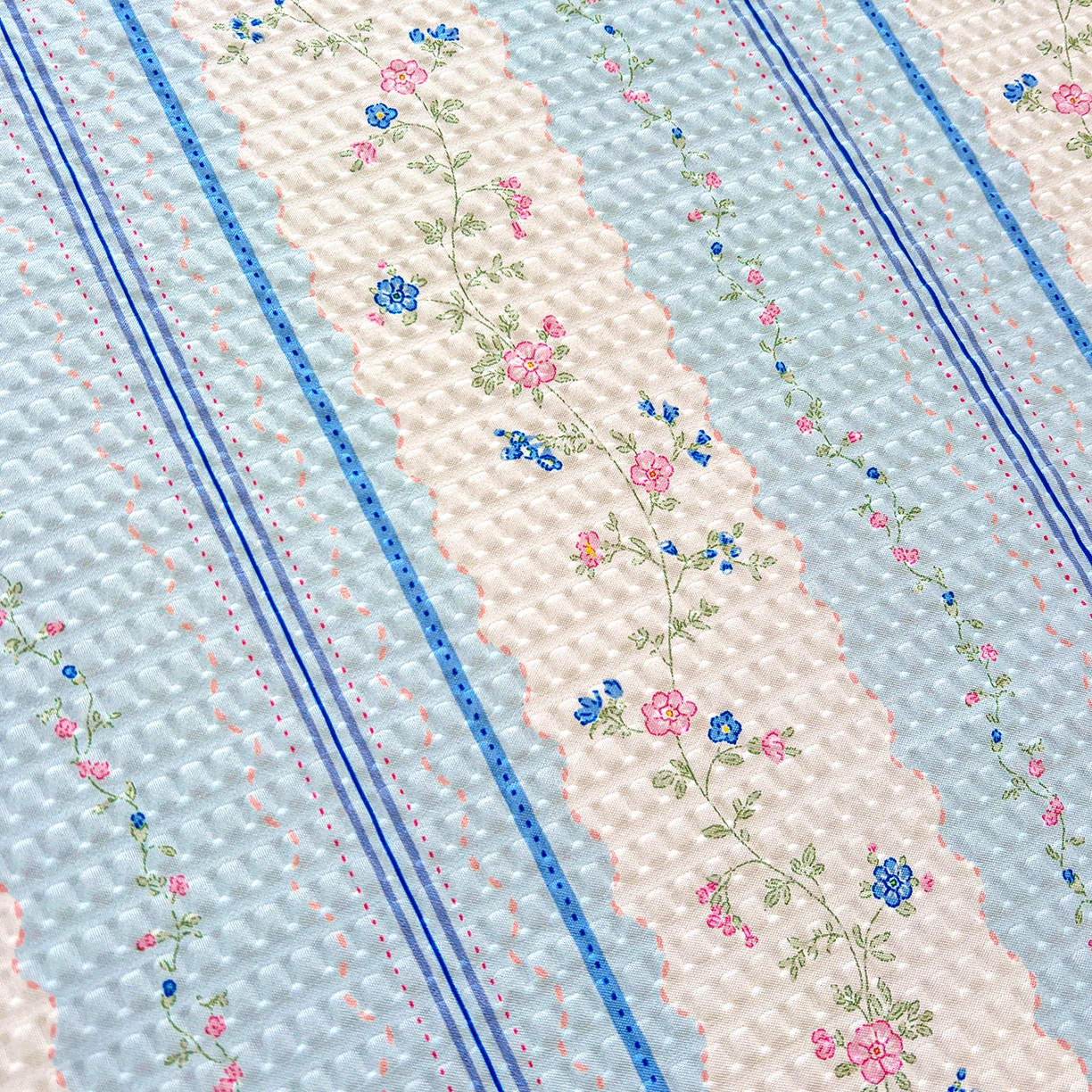 91家纺网 家纺一手货源 找家纺 鹿辉家居（原吉欧力） 2026新款泡泡床裙四件套 床裙款-蓝韵花香